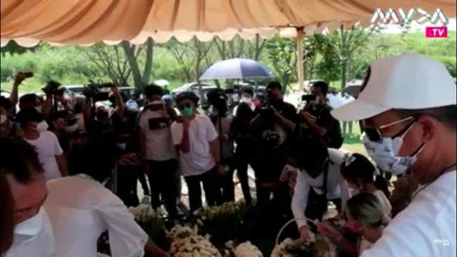 Suasana pemakaman suami Joanna Alexandra, Raditya Oloan. Foto: Tangkapan layar YouTube MUDA TV