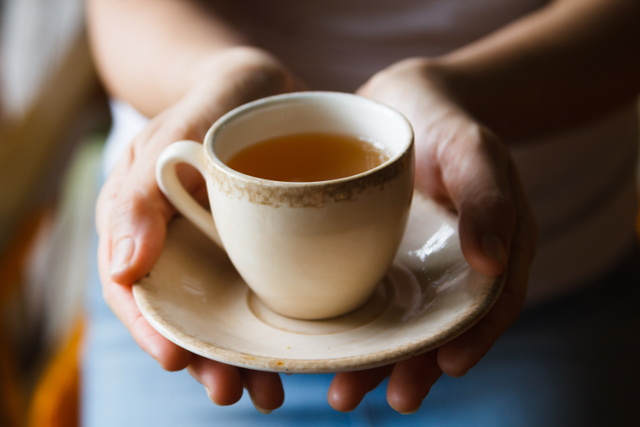 Ilustrasi minum teh. Foto: Shutterstock