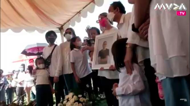 Suasana pemakaman suami Joanna Alexandra, Raditya Oloan. Foto: Tangkapan layar YouTube MUDA TV