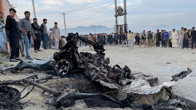 Warga melihat lokasi ledakan di Kabul, Afghanistan, Sabtu (8/5).  Foto: STR/REUTERS