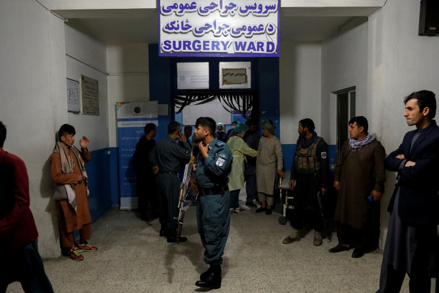 Seorang polisi berjaga di dalam rumah sakit yang merawat korban ledakan di Kabul, Afghanistan, Sabtu (8/5).  Foto: STR/REUTERS