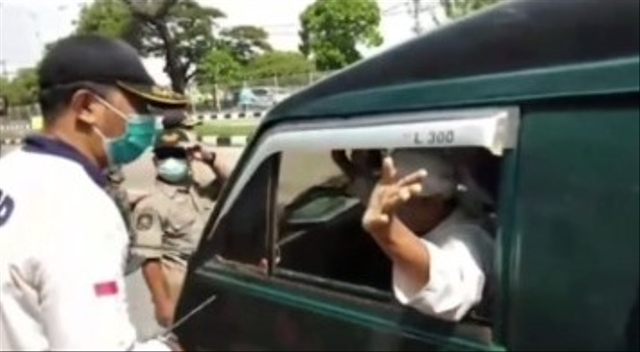 Viral rombongan pemudik di Surabaya langsung berzikir saat dipaksa petugas memutar balik kendaraan. (Foto: Instagram/@ndorobeii)