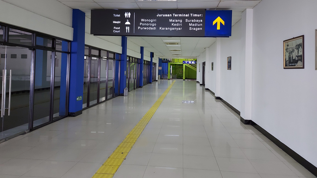 Salah satu lorong Terminal Tirtonadi Solo terlihat lengang. FOTO:Fernando Fitusia