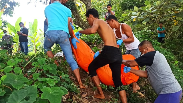 Polisi saat menemukan jenazah pria tanpa identitas di Sungai Blumai. Foto: Dok. Istimewa