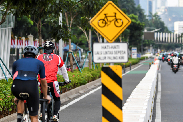 Pesepeda memacu kecepatannya di jalur sepeda permanen di Jalan Jenderal Sudirman, Jakarta, Minggu (9/5).  Foto: M Risyal Hidayat/ANTARA FOTO