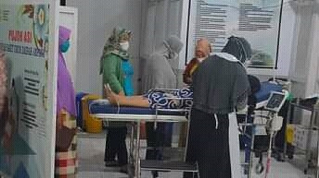 Petugas medis memberikan pertolongan kepada seorang guru di Kabupaten Tojo Una-una, Sulteng, yang sakit setelah divaksin COVID-19. Foto: Istimewa