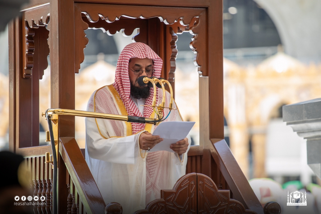 Syeikh Shuraim membaca khotbah Jumat di Masjidil Haram pada Jumat terakhir pada bulan Ramadhan (7/5).  Foto: Dok. gph.gov.sa