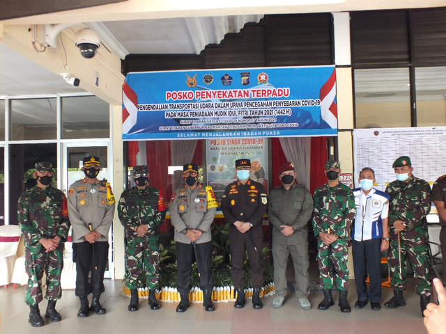 Komandan Korem 102 /Pjg Brigjen TNI Purwo Sudaryanto beserta rombongan meninjau pos penyekatan larang Mudik lebaran 1442 H di sejumlah titik yang ada di wilayah Kabupaten Kotawaringin Barat yang perbatasan dengan Provinsi Kalimantan Barat, Sabtu(09/05). Foto: IST.