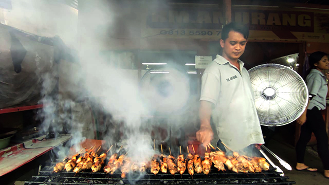 Proses membakar sate ragey, sate yang terbuat dari daging babi di Kota Manado, Sulawesi Utara. (foto: febry kodongan/manadobacirita)