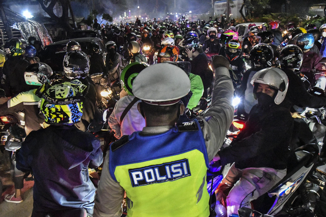 Pemudik motor padati perbatasan Bekasi-Karawang. Foto: Fakhri Hermansyah/ANTARA FOTO