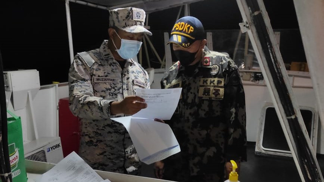 Kapal Pengawas Hiu 03 melakukan penjemputan WNI yang tertangkap oleh Malaysia. Foto: Dok. Istimewa
