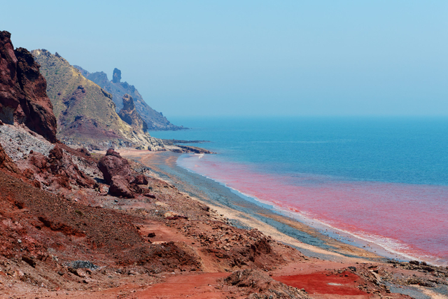 Uniknya Pulau Hormuz di iran yang punya banyak warna. Foto: Shutterstock