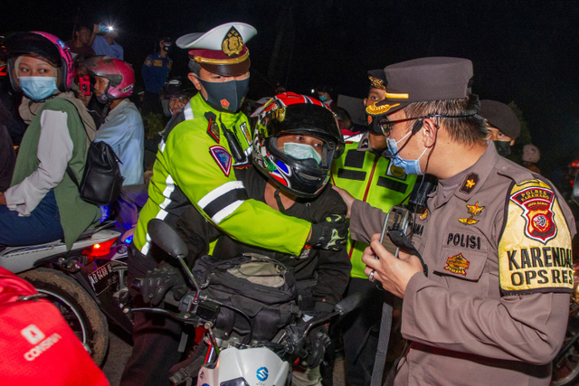 Polisi mengamankan pemudik motor yang memicu kerusuhan di jalur pantura Karawang, Jawa Barat, Senin (10/5).  Foto: M Ibnu Chazar/ANTARA FOTO
