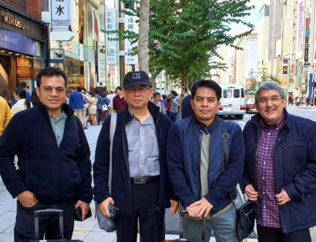 Kenangan bersama Toriq Hadad (dari kiri: Nezar Patria, Toriq Hadad, saya, Kemal Gani).