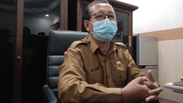 Sekretaris Daerah (Sekda) Mokhammad Yasin menunjukkan ruangan salah satu pejabat di BKD yang digeledah saat ott KPK. Foto: Dok. Istimewa