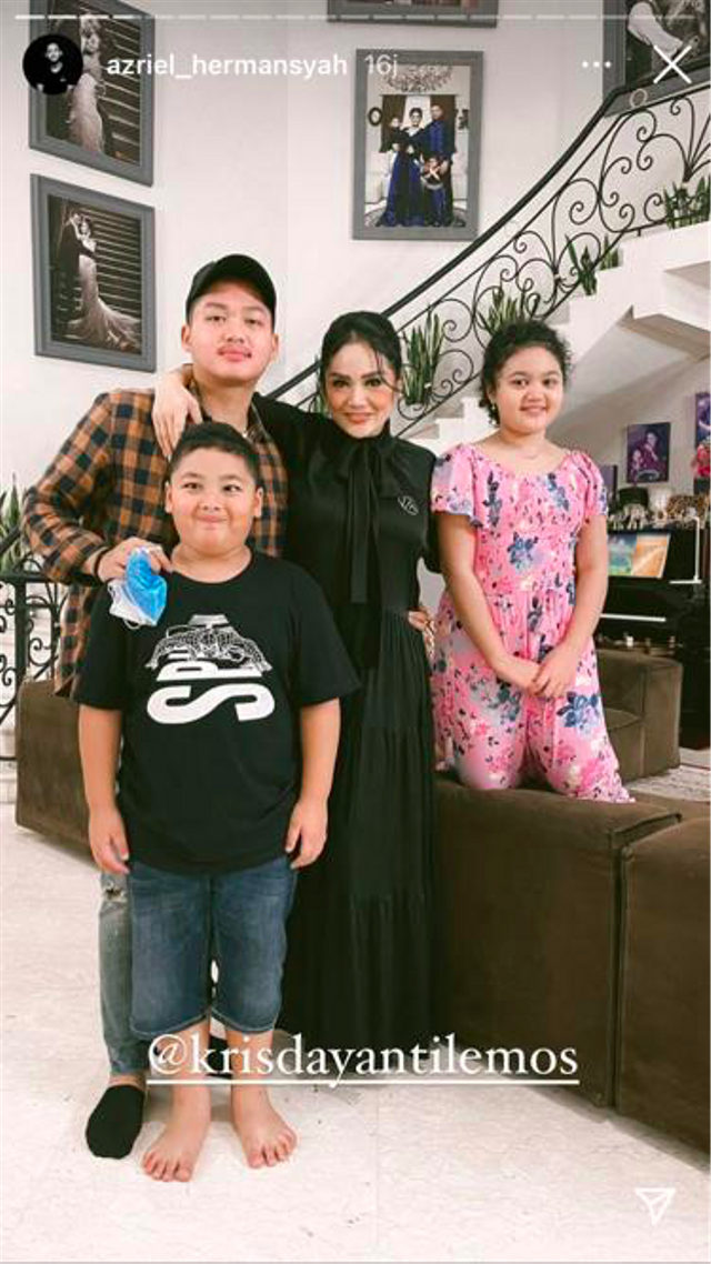 Azriel Hermansyah bersama Krisdayanti dan kedua adiknya. Foto: Instagram story @azriel_hermansyah.