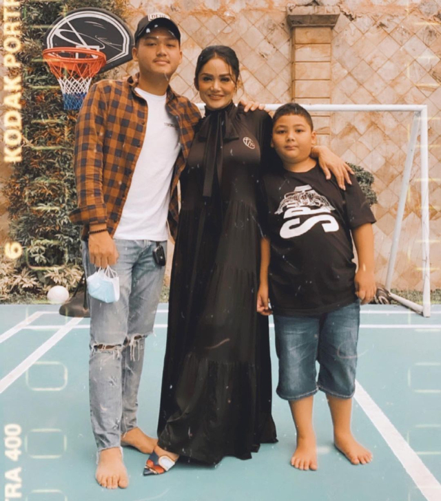 Azriel Hermansyah bertemu Krisdayanti sebelum pergi ke Dubai. Foto: Instagram/@krisdayantilemos