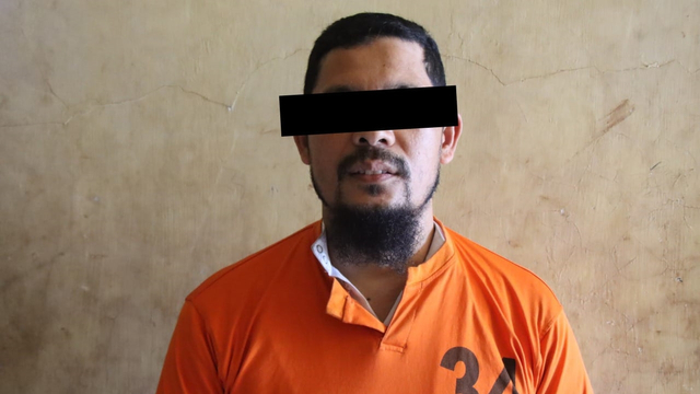 Eks Wakil Ketua FPI Aceh, Wahid, mengenakan baju tahanan karena provokasi terobos mudik. Foto: Dok. Istimewa