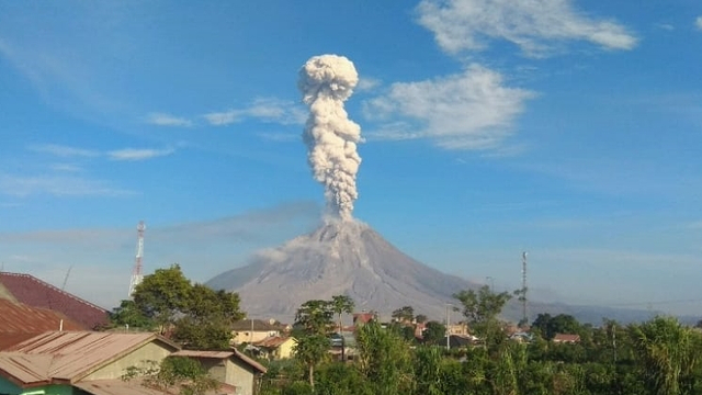 Gunung Sinabung erupsi Senin (10/5). Foto: Dok. Istimewa