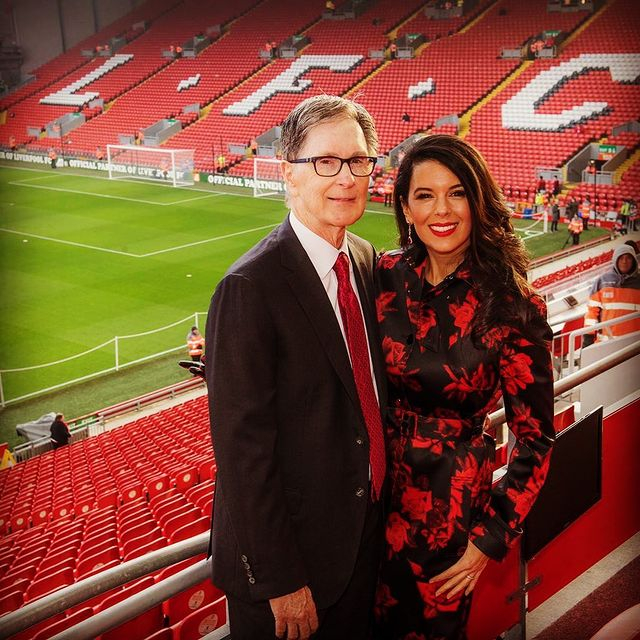 John W. Henry (kiri) bersama istrinya Linda Pizzuti saat berfoto di stadion Liverpool, Anfield. (Foto: Instagram/@linda_pizzuti).