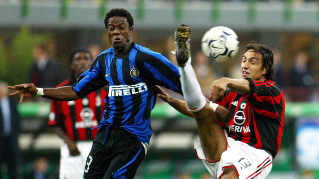 Mohamed Kallon (kiri) saat masih di Inter Milan. Foto: PATRICK HERTZOG / AFP