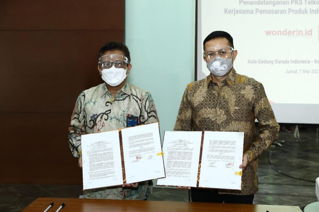 Executive Vice President Digital & Next Business Telkom Saiful Hidajat (kiri) dan Direktur Utama Sabre Azhar Umar usai penandatanganan kerja sama di Jakarta, Jumat (7/5). Foto: Telkom