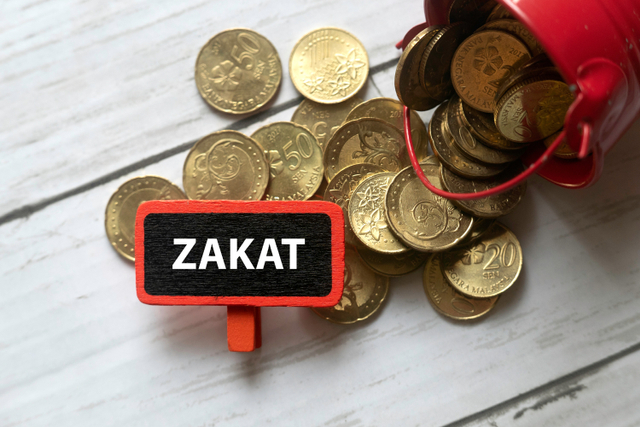 Ilustrasi bayar zakat dengan uang.  Foto: Shutterstock