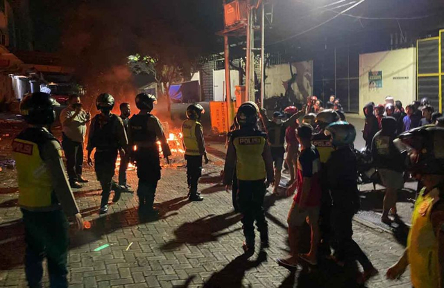 Bentrok Pemuda dengan Satpam di Surabaya, 3 Motor Dibakar hingga Ruko Dirusak