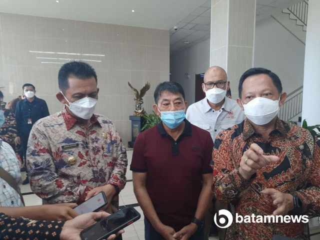 Mandagri Tito Karnavian dan Gubernur Kepri Ansar Ahmad saat kunjungan ke PT BAI. (Foto: Sutana/Batamnews)