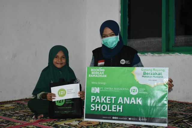 Distribusi Paket Anak Soleh Kerja Sama PT Dwira Masagena dengan IZI Sulsel