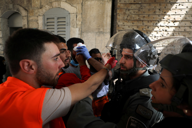 Sejumlah warga terlibat bentrokan dengan polisi di kompleks Masjid Al-Aqsa di Yerusalem.  Foto: Ammar Awad/REUTERS