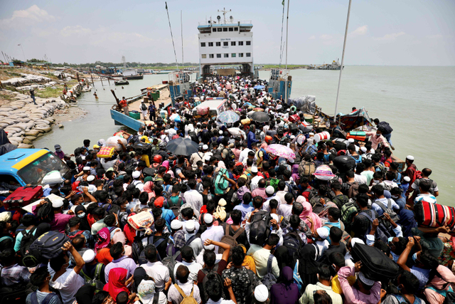 Masyarakat berdesakan di atas kapal feri saat mudik melalui pelabuhan di Munshiganj, Bangladesh. Foto: Mohammad Ponir Hossain/Reuters