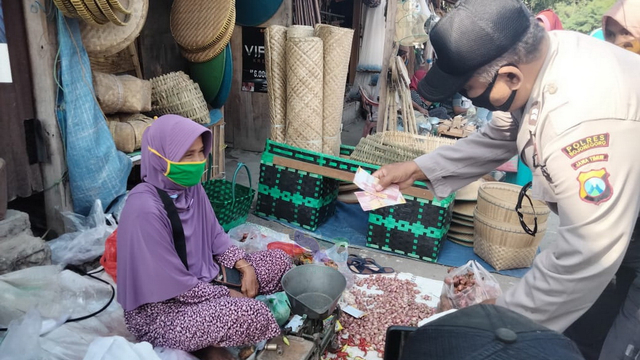 Petugas saat terima laporan adanya peredaran uang palsu dari pedagang di Pasar Desa Temayang, Kecamatan Temayang, Kabupaten Bojonegoro. Senin (10/05/2021) (foto: dan beritabojonegoro)
