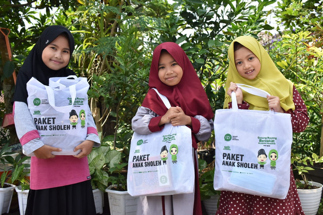 IZI Jabar Salurkan Paket Anak Soleh untuk Anak Penghafal Quran di Kp. Babakan, Sindangsari, Garut.