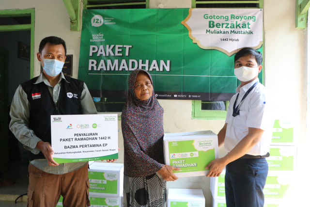 IZI dan BAZMA Pertamina EP Salurkan 85 Paket Ramadhan Di Kampung Pemulung 