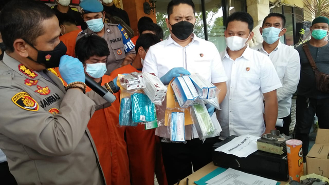  Kapolresta Denpasar Kombes Pol Jansen Avitus Panjaitan menunjukkan obat-obat yang dicuri - IST