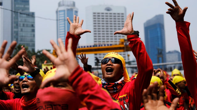 Peringatan Hari Buruh di Jakarta. (Foto: Reuters/Beawiharta) dok-kumparan.com