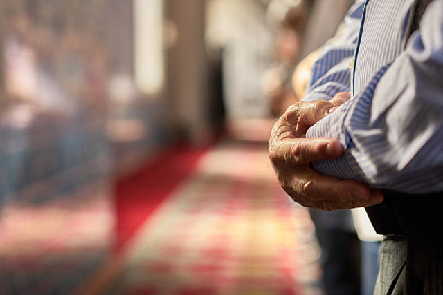 Ilustrasi membaca taawudz saat sholat. Foto: iStock