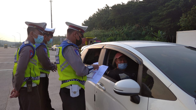 Jadi PPKM Level 3-4, Begini Aturan Bepergian dengan Mobil Pribadi (85882)