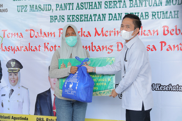 Sekda Palembang secara simbolis menyerahkan bantuan paket lebaran di Palembang. (Foto. Istimewa)