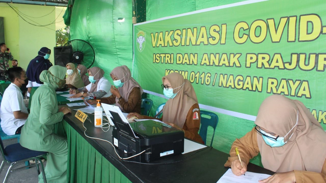 Istri dan anak keluarga besar prajurit TNI menjalani vaksinasi COVID-19 di Makodim 0116/Nagan Raya dalam program 'Serbuan Vaksinasi'. Foto: Humas Kodim 0116/Nagan Raya 