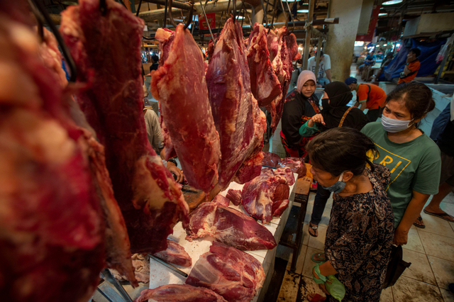 Pembeli memilih daging sapi di Pasar Senen, Jakarta, Senin (10/5).
 Foto: Aditya Pradana Putra/Antara Foto
