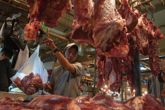 Pedagang melayani pembeli daging sapi di Pasar Senen, Jakarta, Senin (10/5). Foto: Aditya Pradana Putra/Antara Foto