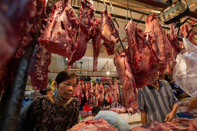Pembeli memilih daging sapi di Pasar Senen, Jakarta, Senin (10/5).
 Foto: Aditya Pradana Putra/Antara Foto