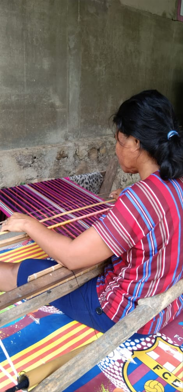 Dorothea Cere (49), sedang menenun kain Telopoi. Sumber foto: Dokumentasi Pribadi