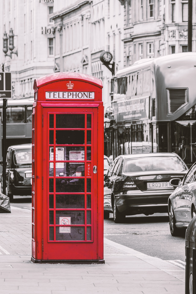 Kotak telepon umum berwarna merah di London Foto: Pixabay