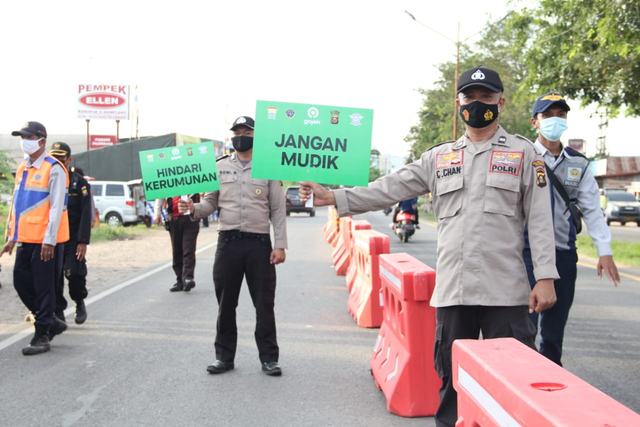 Petugas melakukan penjagaan di pos penyekatan Masuk Kota Palembang. (Foto. Istimewa)
