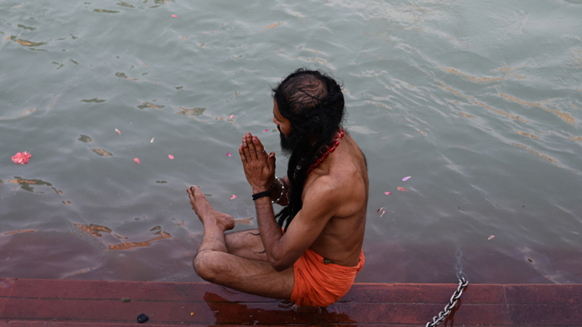 Warga India Oles Tubuh dengan Kotoran dan Urine Sapi agar Kebal COVID-19 (1)