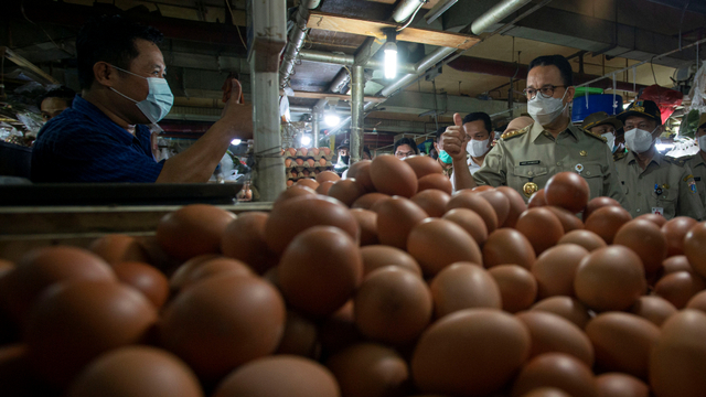 Gubernur DKI Jakarta Anies Baswedan (kanan) berdialog dengan pedagang telur ayam di Pasar Mayestik, Kebayoran Baru, Jakarta, Selasa (11/5/2021). Foto: Aditya Pradana Putra/ANTARA FOTO