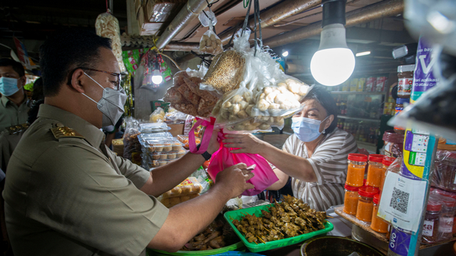 Gubernur DKI Jakarta Anies Baswedan (kiri) membeli bahan makanan di Pasar Mayestik, Kebayoran Baru, Jakarta, Selasa (11/5/2021). Foto: Aditya Pradana Putra/ANTARA FOTO
